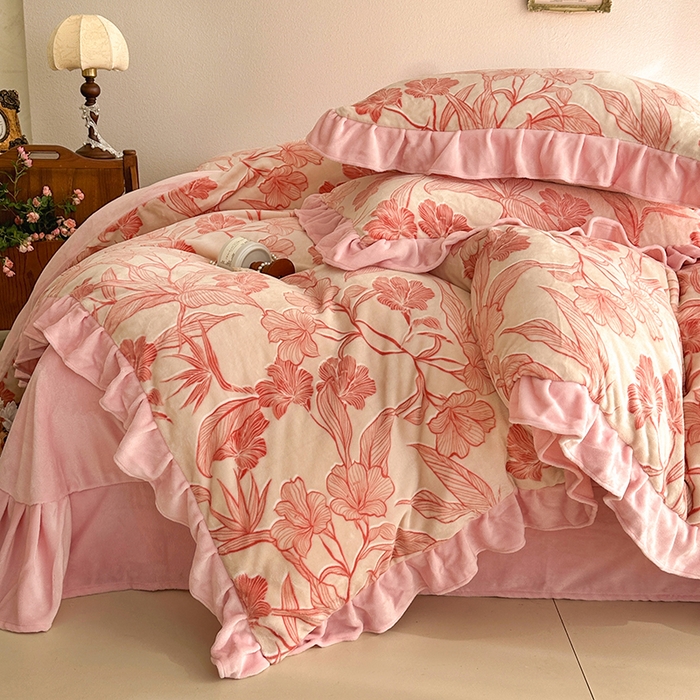 91家纺网 家纺一手货源 找家纺 佳一 2025新款赫本风牛奶绒床裙款花边四件套 海棠粉