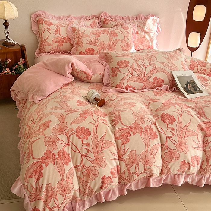 91家纺网 家纺一手货源 找家纺 佳一 2025新款赫本风牛奶绒床裙款花边四件套 海棠粉