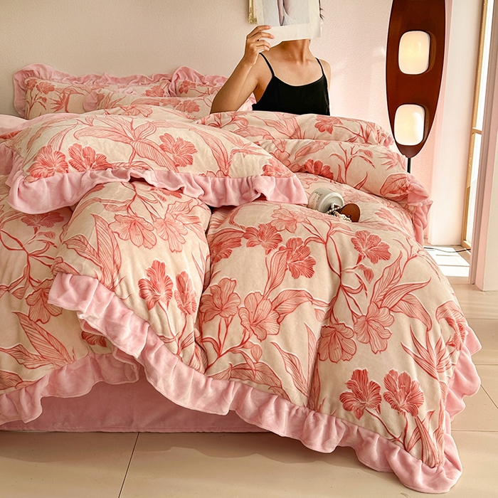 91家纺网 家纺一手货源 找家纺 佳一 2025新款赫本风牛奶绒床裙款花边四件套 海棠粉