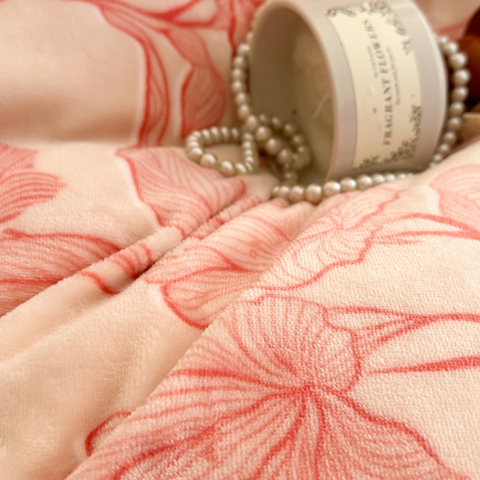 91家纺网 家纺一手货源 找家纺 佳一 2025新款赫本风牛奶绒床裙款花边四件套 海棠粉