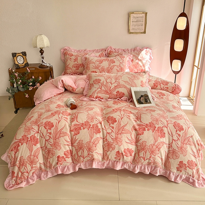 91家纺网 家纺一手货源 找家纺 佳一 2025新款赫本风牛奶绒床裙款花边四件套 海棠粉