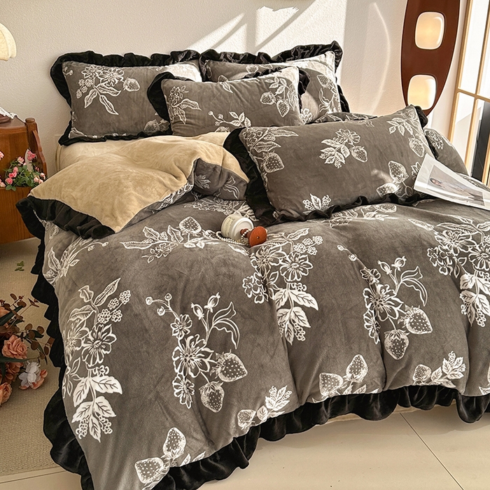 91家纺网 家纺一手货源 找家纺 佳一 2025新款赫本风牛奶绒床裙款花边四件套 罗曼花香