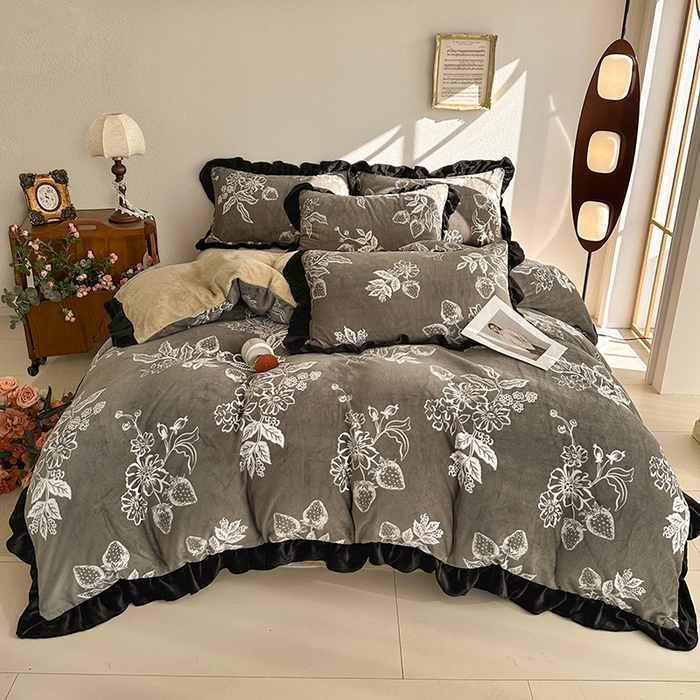 91家纺网 家纺一手货源 找家纺 佳一 2025新款赫本风牛奶绒床裙款花边四件套 罗曼花香