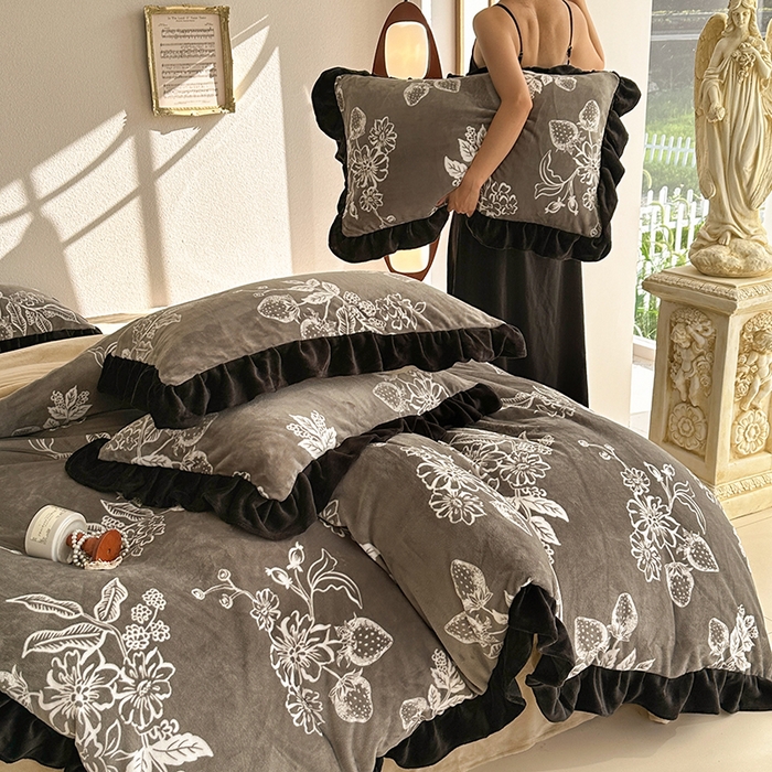 91家纺网 家纺一手货源 找家纺 佳一 2025新款赫本风牛奶绒床裙款花边四件套 罗曼花香