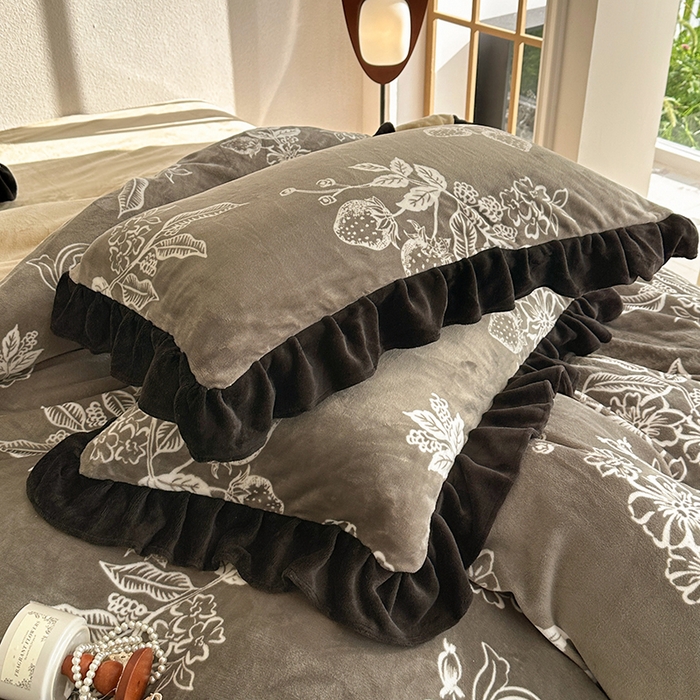 91家纺网 家纺一手货源 找家纺 佳一 2025新款赫本风牛奶绒床裙款花边四件套 罗曼花香