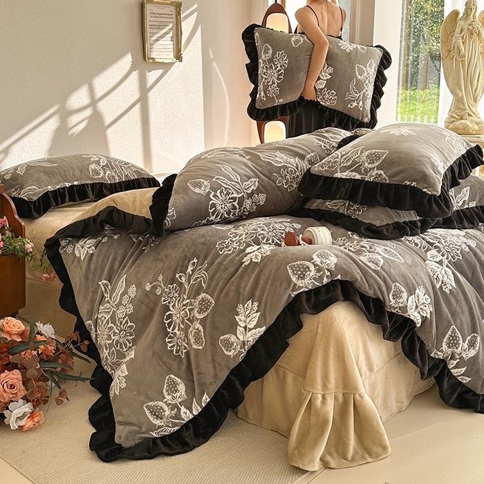 91家纺网 家纺一手货源 找家纺 佳一 2025新款赫本风牛奶绒床裙款花边四件套 罗曼花香