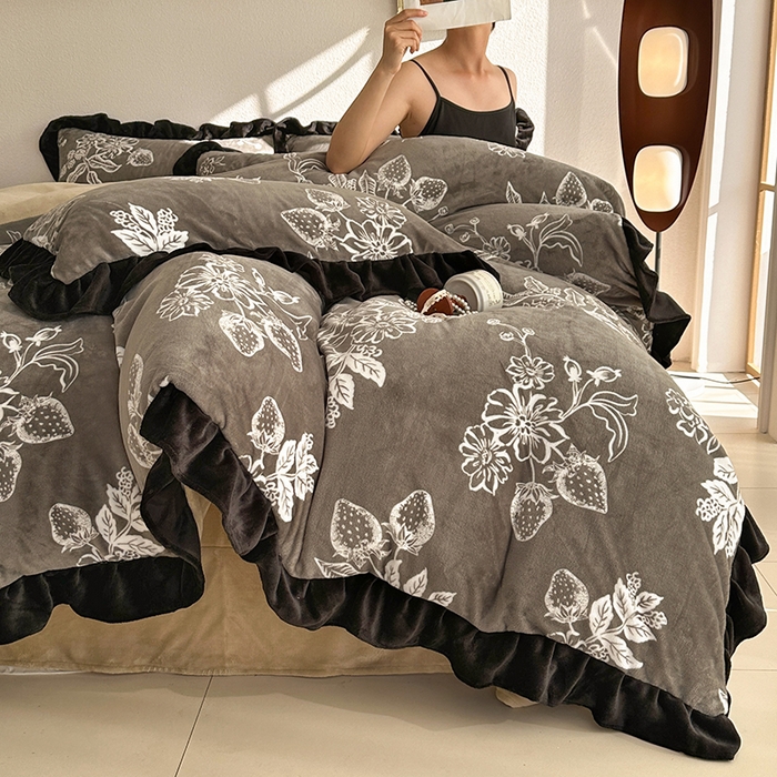 91家纺网 家纺一手货源 找家纺 佳一 2025新款赫本风牛奶绒床裙款花边四件套 罗曼花香