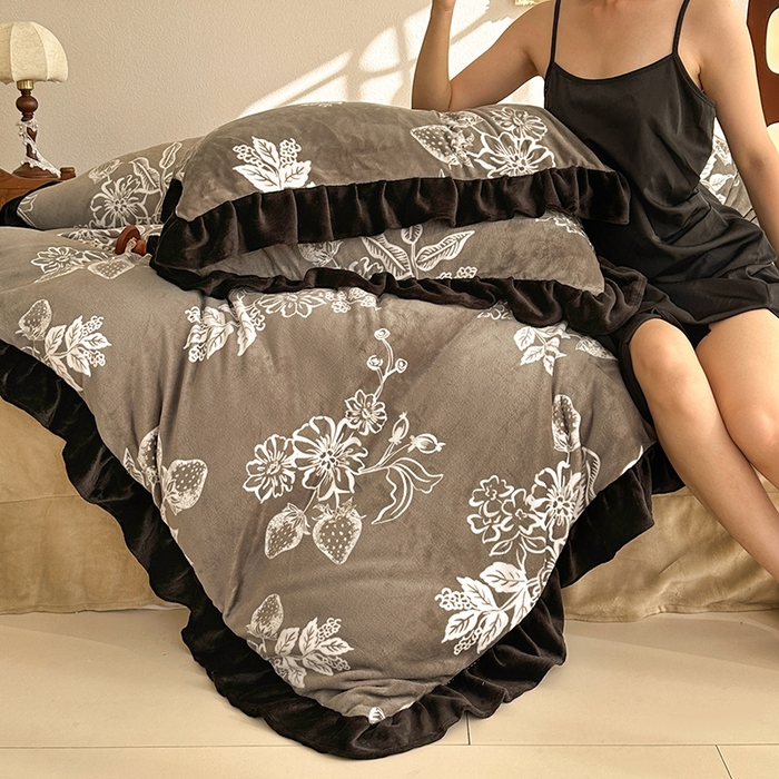 91家纺网 家纺一手货源 找家纺 佳一 2025新款赫本风牛奶绒床裙款花边四件套 罗曼花香