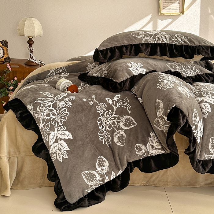 91家纺网 家纺一手货源 找家纺 佳一 2025新款赫本风牛奶绒床裙款花边四件套 罗曼花香