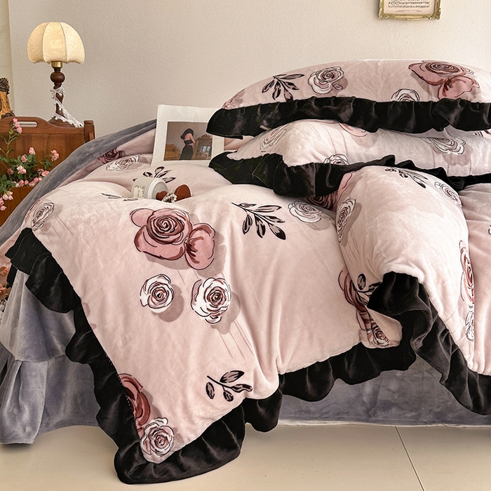 91家纺网 家纺一手货源 找家纺 佳一 2025新款赫本风牛奶绒床裙款花边四件套 玫瑰花园