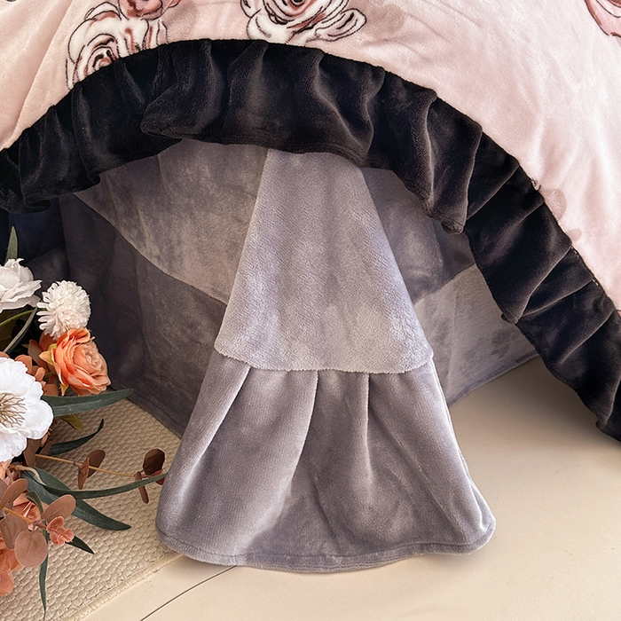 91家纺网 家纺一手货源 找家纺 佳一 2025新款赫本风牛奶绒床裙款花边四件套 玫瑰花园