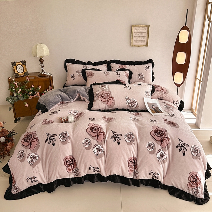 91家纺网 家纺一手货源 找家纺 佳一 2025新款赫本风牛奶绒床裙款花边四件套 玫瑰花园