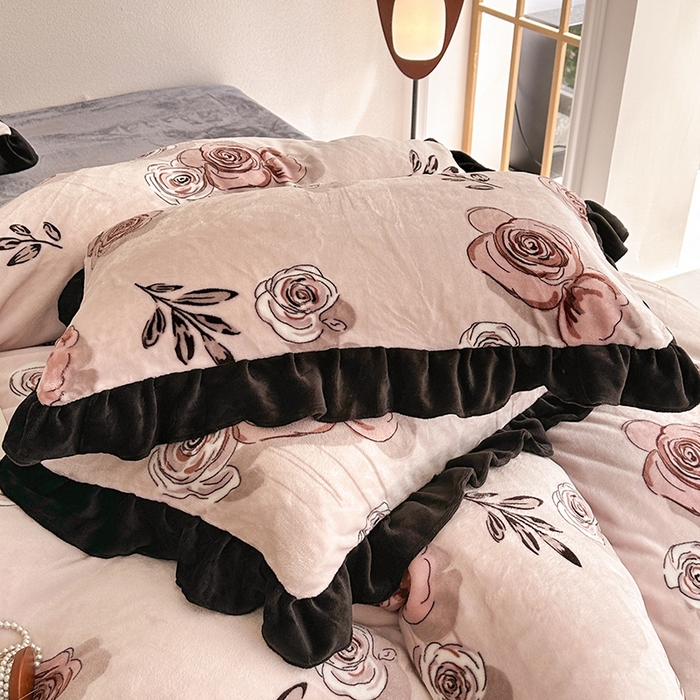 91家纺网 家纺一手货源 找家纺 佳一 2025新款赫本风牛奶绒床裙款花边四件套 玫瑰花园