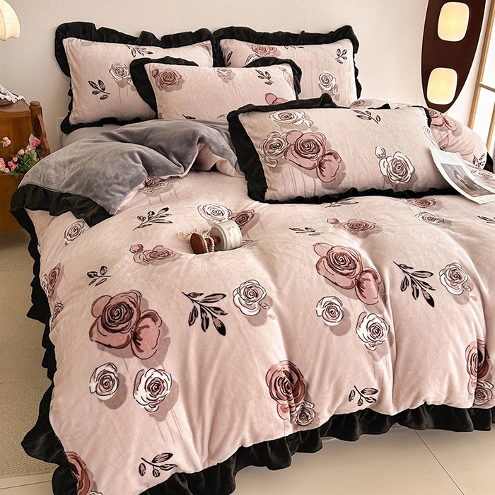 91家纺网 家纺一手货源 找家纺 佳一 2025新款赫本风牛奶绒床裙款花边四件套 玫瑰花园