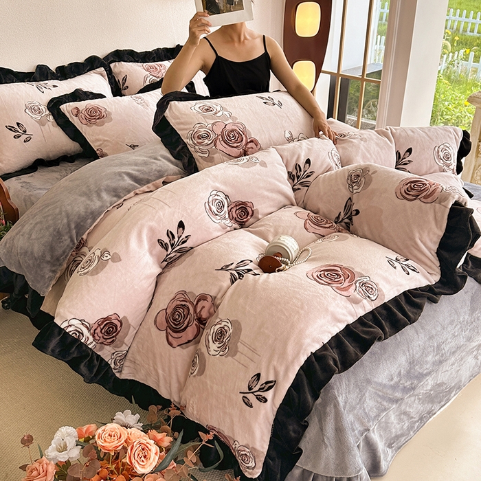 91家纺网 家纺一手货源 找家纺 佳一 2025新款赫本风牛奶绒床裙款花边四件套 玫瑰花园