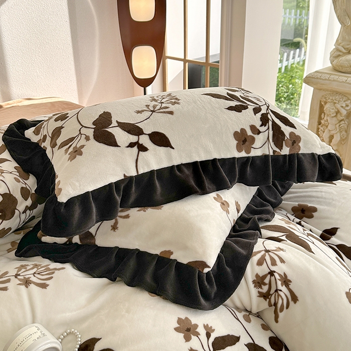 91家纺网 家纺一手货源 找家纺 佳一 2025新款赫本风牛奶绒床裙款花边四件套 陌上花开