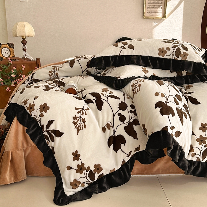 91家纺网 家纺一手货源 找家纺 佳一 2025新款赫本风牛奶绒床裙款花边四件套 陌上花开