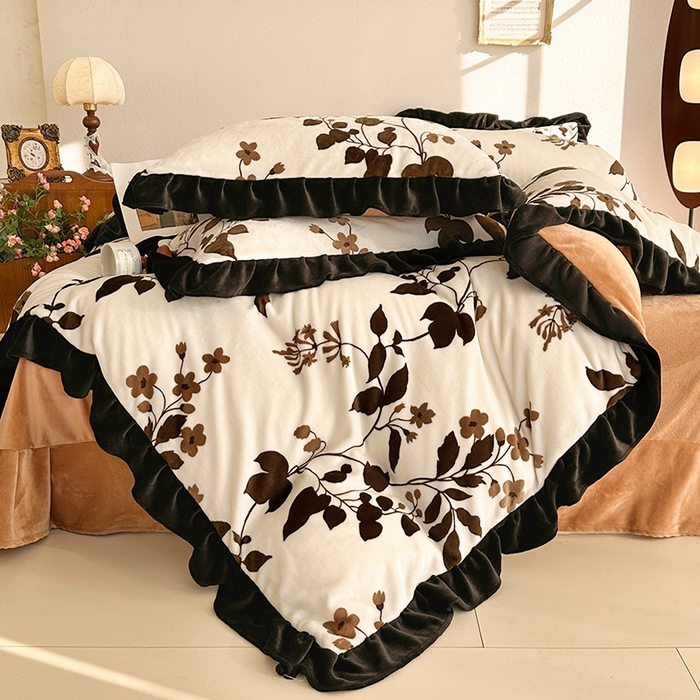 91家纺网 家纺一手货源 找家纺 佳一 2025新款赫本风牛奶绒床裙款花边四件套 陌上花开