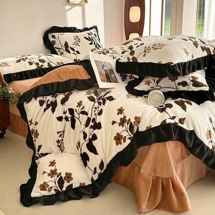 91家纺网 家纺一手货源 找家纺 佳一 2025新款赫本风牛奶绒床裙款花边四件套 陌上花开