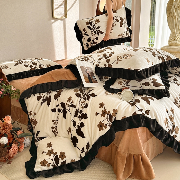 91家纺网 家纺一手货源 找家纺 佳一 2025新款赫本风牛奶绒床裙款花边四件套 陌上花开