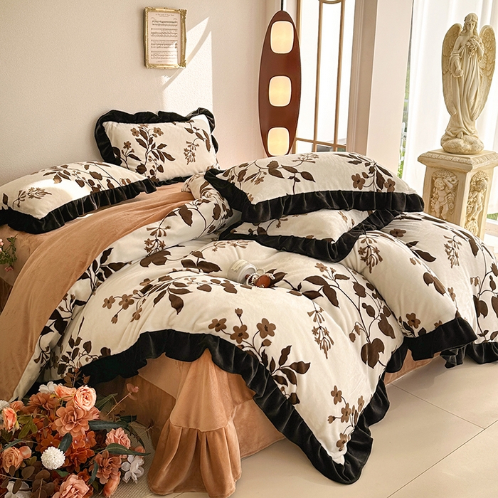 佳一 2025新款赫本风牛奶绒床裙款花边四件套 陌上花开