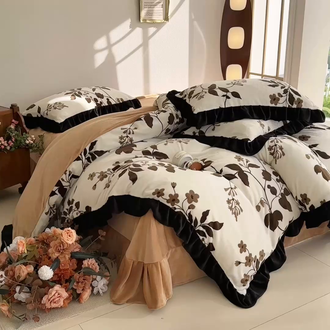 91家纺网 家纺一手货源 找家纺 佳一 2025新款赫本风牛奶绒床裙款花边四件套 陌上花开