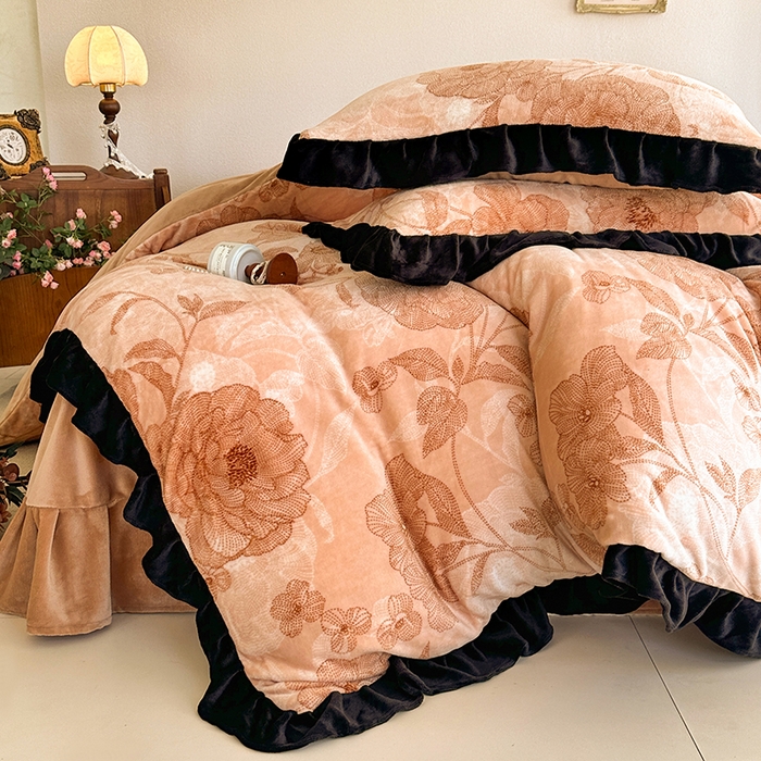 91家纺网 家纺一手货源 找家纺 佳一 2025新款赫本风牛奶绒床裙款花边四件套 山茶花