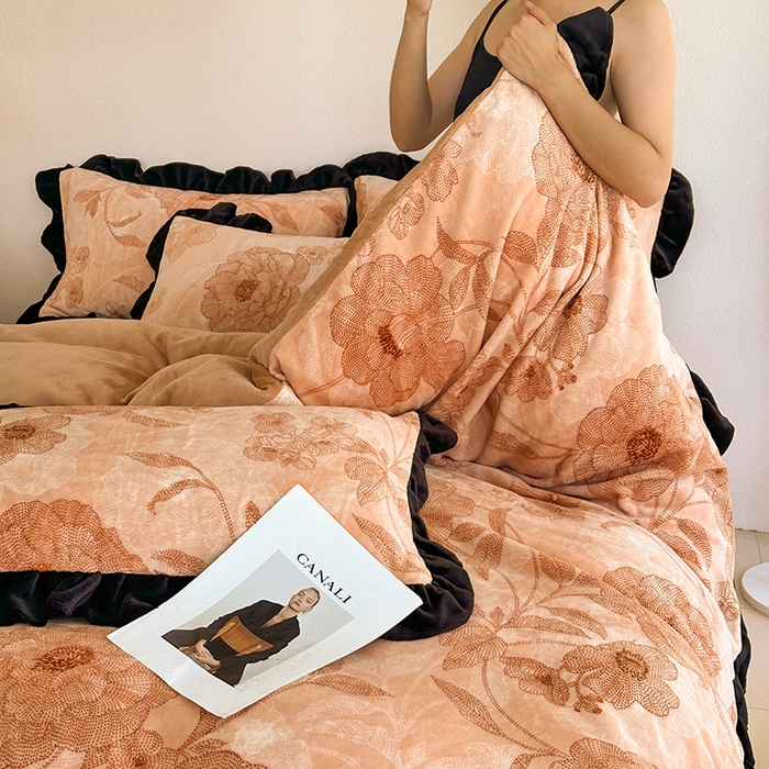 91家纺网 家纺一手货源 找家纺 佳一 2025新款赫本风牛奶绒床裙款花边四件套 山茶花