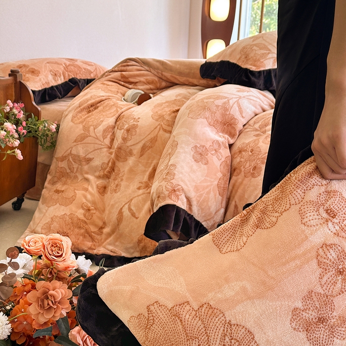 91家纺网 家纺一手货源 找家纺 佳一 2025新款赫本风牛奶绒床裙款花边四件套 山茶花