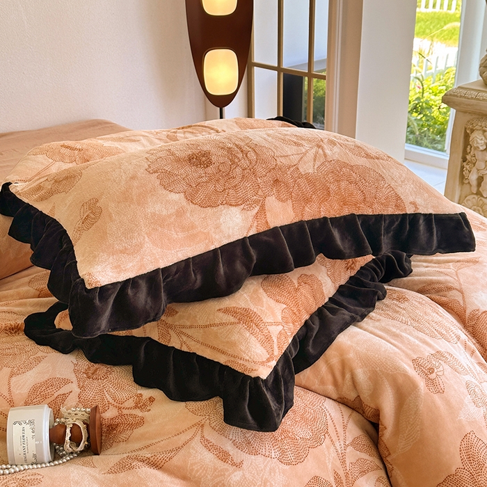 91家纺网 家纺一手货源 找家纺 佳一 2025新款赫本风牛奶绒床裙款花边四件套 山茶花