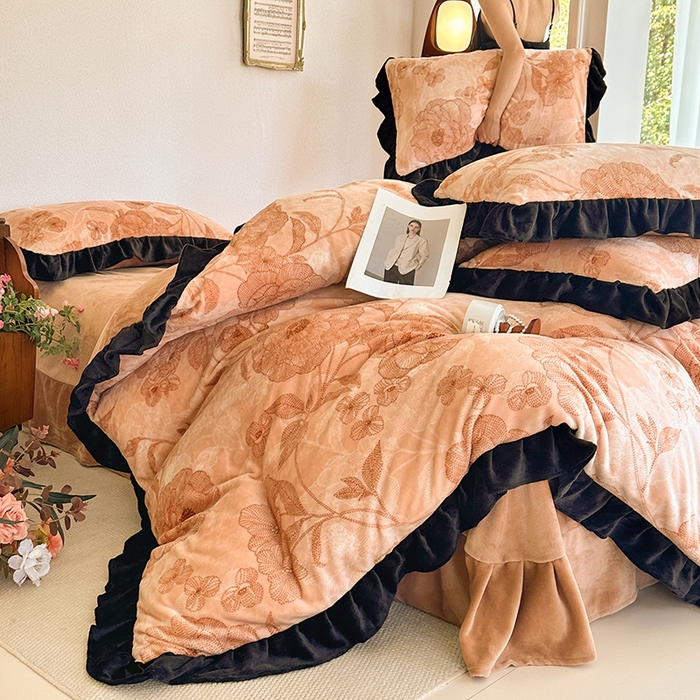 91家纺网 家纺一手货源 找家纺 佳一 2025新款赫本风牛奶绒床裙款花边四件套 山茶花