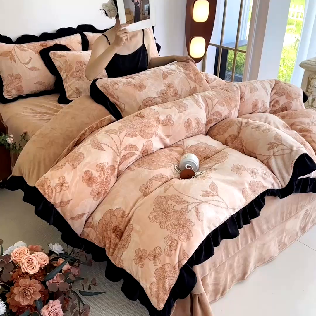 91家纺网 家纺一手货源 找家纺 佳一 2025新款赫本风牛奶绒床裙款花边四件套 山茶花