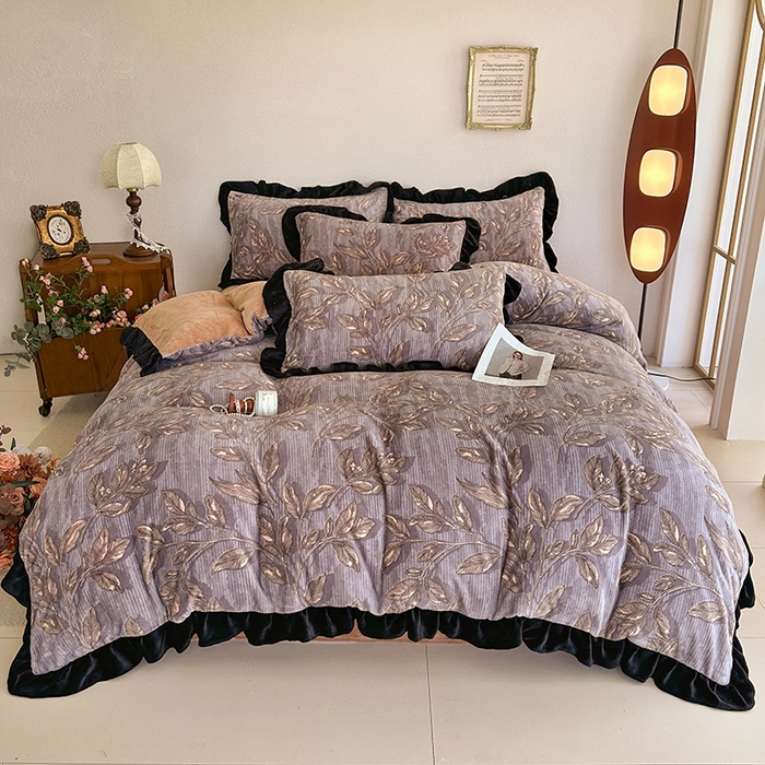 91家纺网 家纺一手货源 找家纺 佳一 2025新款赫本风牛奶绒床裙款花边四件套 印象巴黎