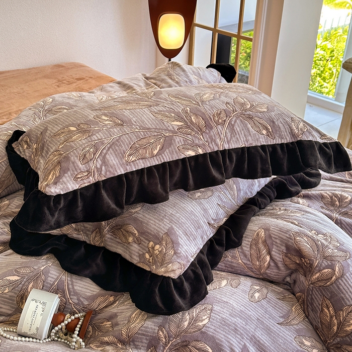 91家纺网 家纺一手货源 找家纺 佳一 2025新款赫本风牛奶绒床裙款花边四件套 印象巴黎