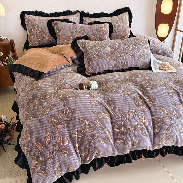 91家纺网 家纺一手货源 找家纺 佳一 2025新款赫本风牛奶绒床裙款花边四件套 印象巴黎