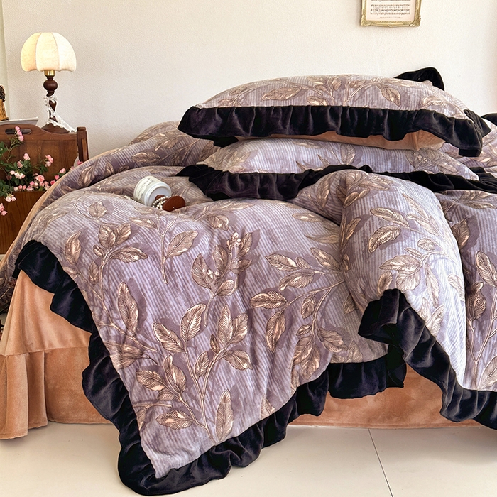 91家纺网 家纺一手货源 找家纺 佳一 2025新款赫本风牛奶绒床裙款花边四件套 印象巴黎