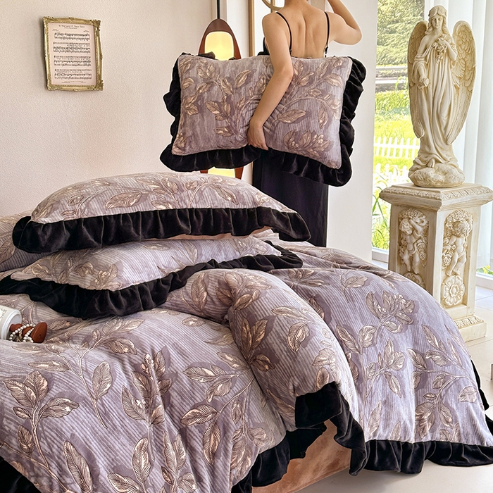 91家纺网 家纺一手货源 找家纺 佳一 2025新款赫本风牛奶绒床裙款花边四件套 印象巴黎