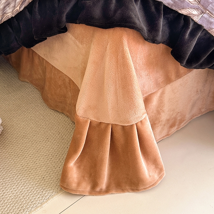 91家纺网 家纺一手货源 找家纺 佳一 2025新款赫本风牛奶绒床裙款花边四件套 印象巴黎