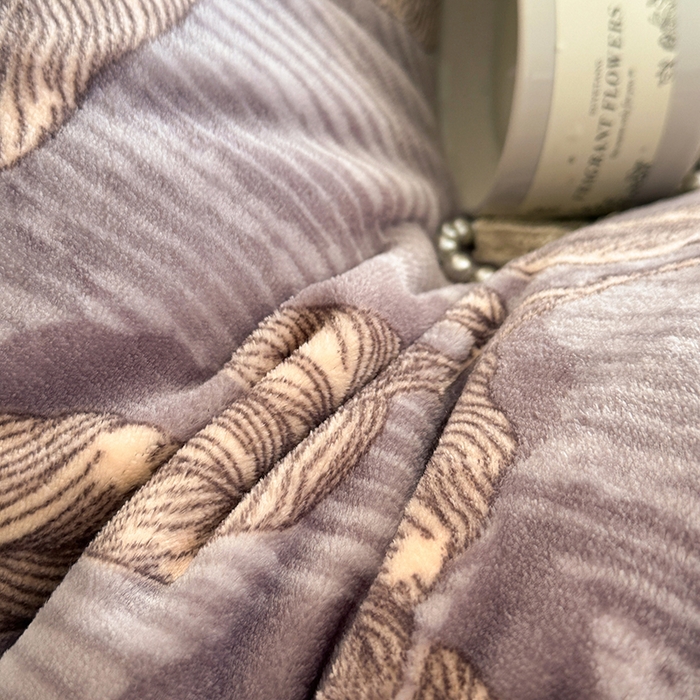 91家纺网 家纺一手货源 找家纺 佳一 2025新款赫本风牛奶绒床裙款花边四件套 印象巴黎