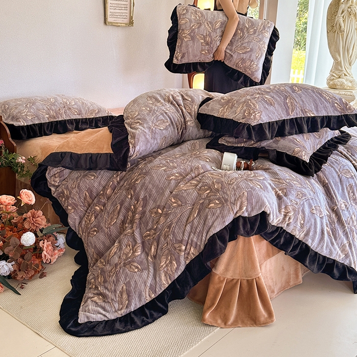 91家纺网 家纺一手货源 找家纺 佳一 2025新款赫本风牛奶绒床裙款花边四件套 印象巴黎