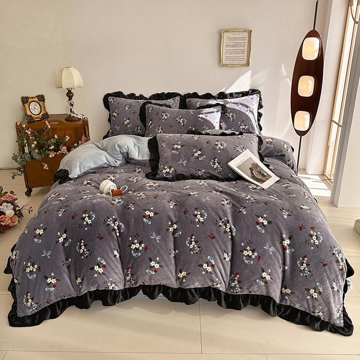 91家纺网 家纺一手货源 找家纺 佳一 2025新款赫本风牛奶绒床裙款花边四件套 樱花