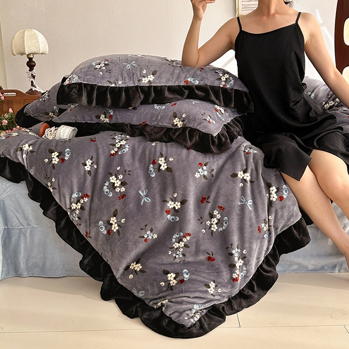 91家纺网 家纺一手货源 找家纺 佳一 2025新款赫本风牛奶绒床裙款花边四件套 樱花