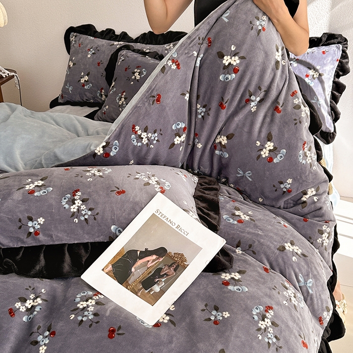 91家纺网 家纺一手货源 找家纺 佳一 2025新款赫本风牛奶绒床裙款花边四件套 樱花