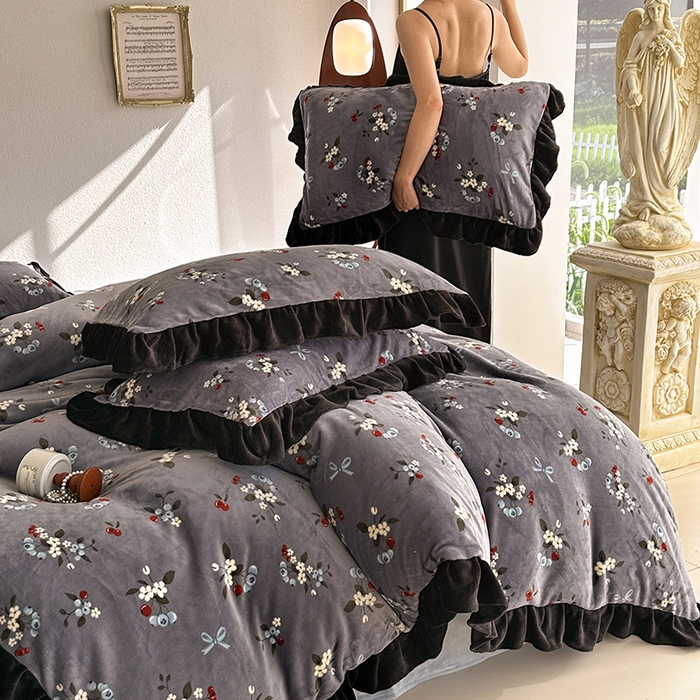 91家纺网 家纺一手货源 找家纺 佳一 2025新款赫本风牛奶绒床裙款花边四件套 樱花