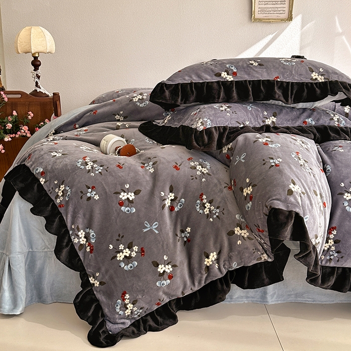 91家纺网 家纺一手货源 找家纺 佳一 2025新款赫本风牛奶绒床裙款花边四件套 樱花