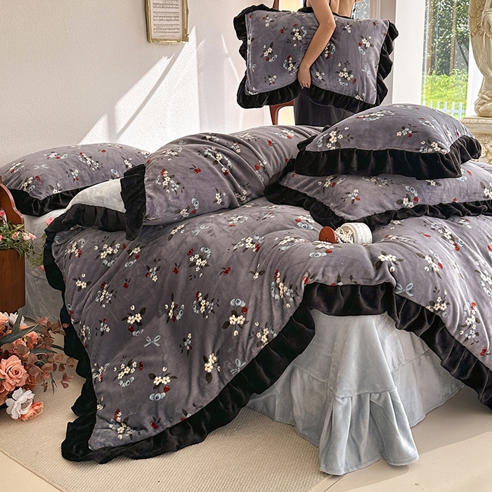 91家纺网 家纺一手货源 找家纺 佳一 2025新款赫本风牛奶绒床裙款花边四件套 樱花