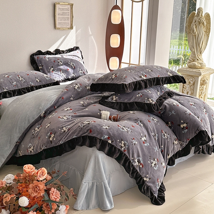 佳一 2025新款赫本风牛奶绒床裙款花边四件套 樱花