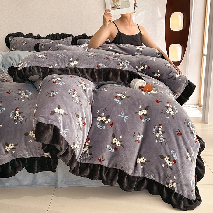 91家纺网 家纺一手货源 找家纺 佳一 2025新款赫本风牛奶绒床裙款花边四件套 樱花