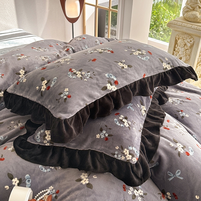 91家纺网 家纺一手货源 找家纺 佳一 2025新款赫本风牛奶绒床裙款花边四件套 樱花