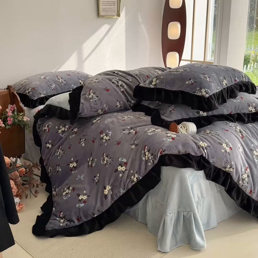 91家纺网 家纺一手货源 找家纺 佳一 2025新款赫本风牛奶绒床裙款花边四件套 樱花